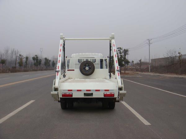 東風(fēng)大多利卡擺臂式垃圾車
